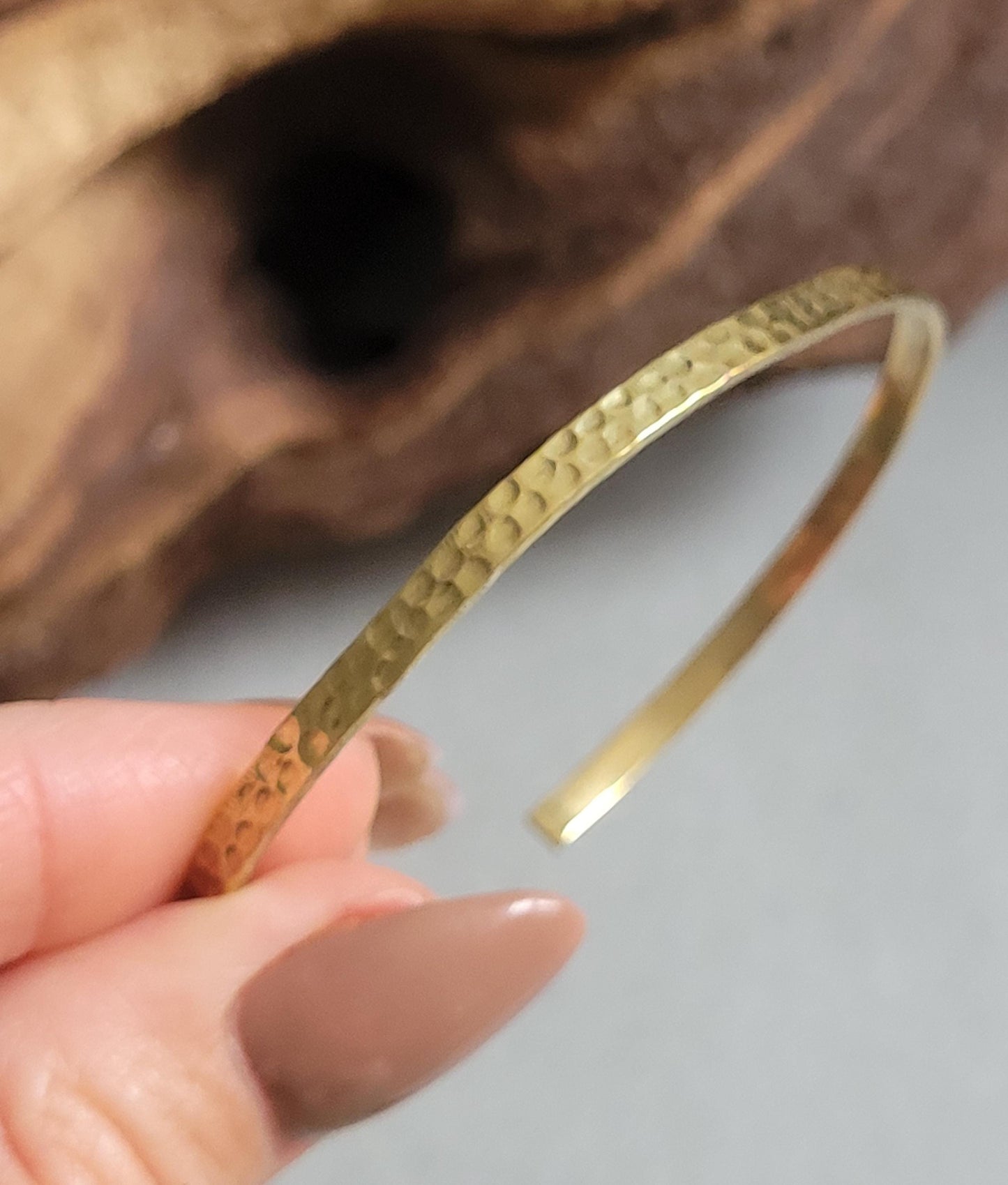 Golden hammered bracelet / Hammered jewellery / Adjustable / Simple bracelet / Minimal / Gift / Stackable bracelet