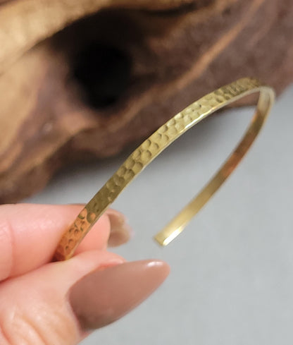 Golden hammered bracelet / Hammered jewellery / Adjustable / Simple bracelet / Minimal / Gift / Stackable bracelet
