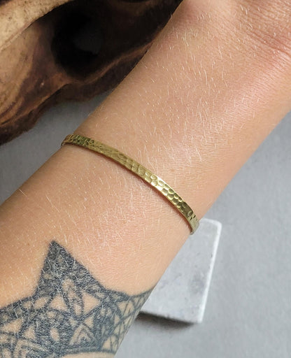 Golden hammered bracelet / Hammered jewellery / Adjustable / Simple bracelet / Minimal / Gift / Stackable bracelet