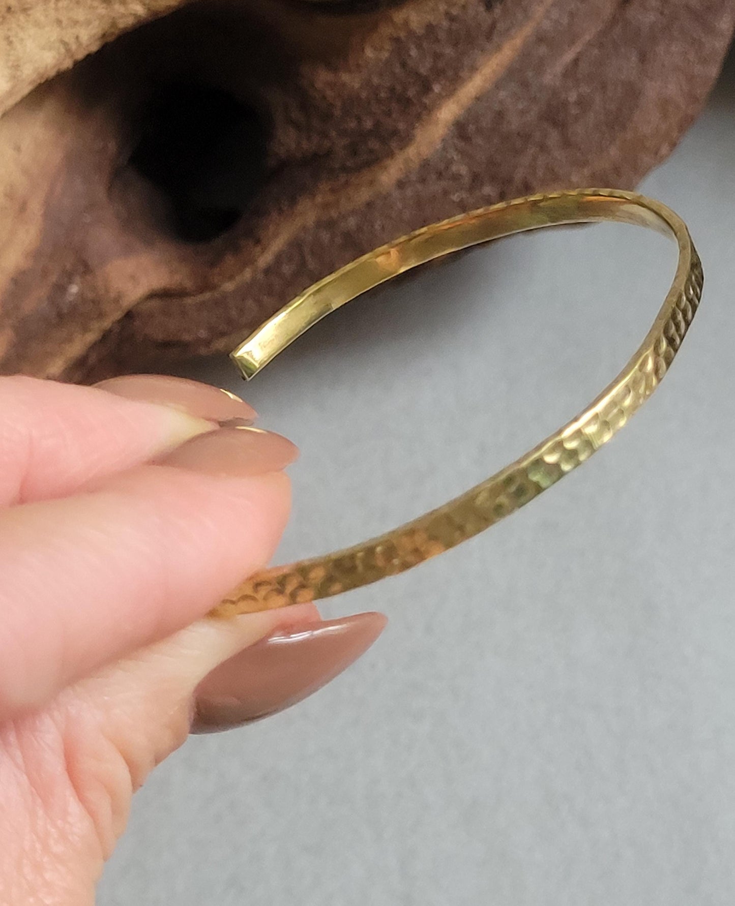 Golden hammered bracelet / Hammered jewellery / Adjustable / Simple bracelet / Minimal / Gift / Stackable bracelet