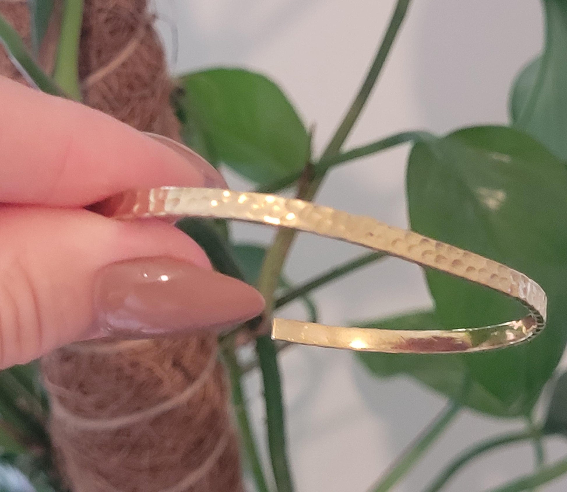 Golden hammered bracelet / Hammered jewellery / Adjustable / Simple bracelet / Minimal / Gift / Stackable bracelet