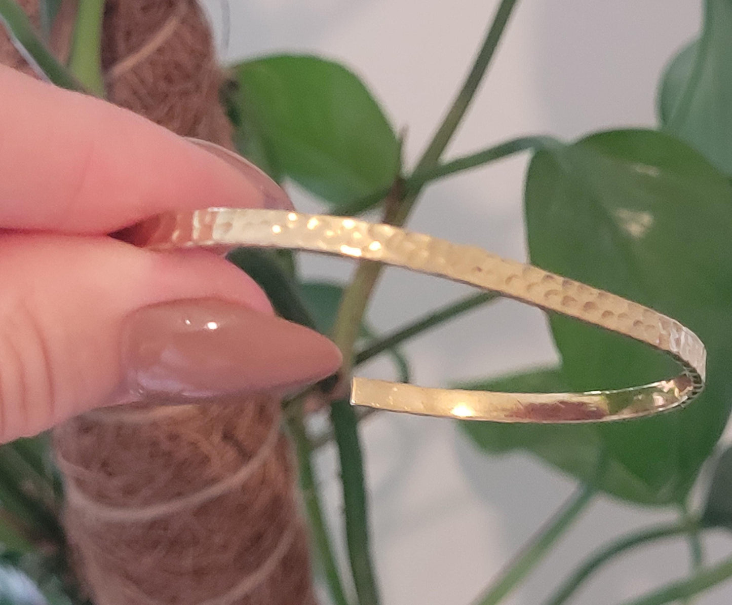 Golden hammered bracelet / Hammered jewellery / Adjustable / Simple bracelet / Minimal / Gift / Stackable bracelet