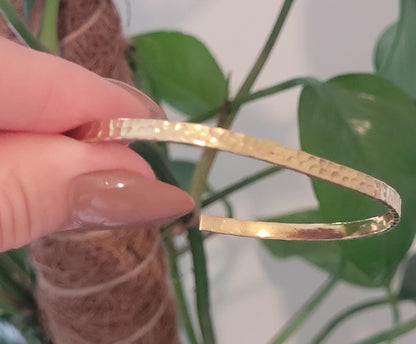 Golden hammered bracelet / Hammered jewellery / Adjustable / Simple bracelet / Minimal / Gift / Stackable bracelet