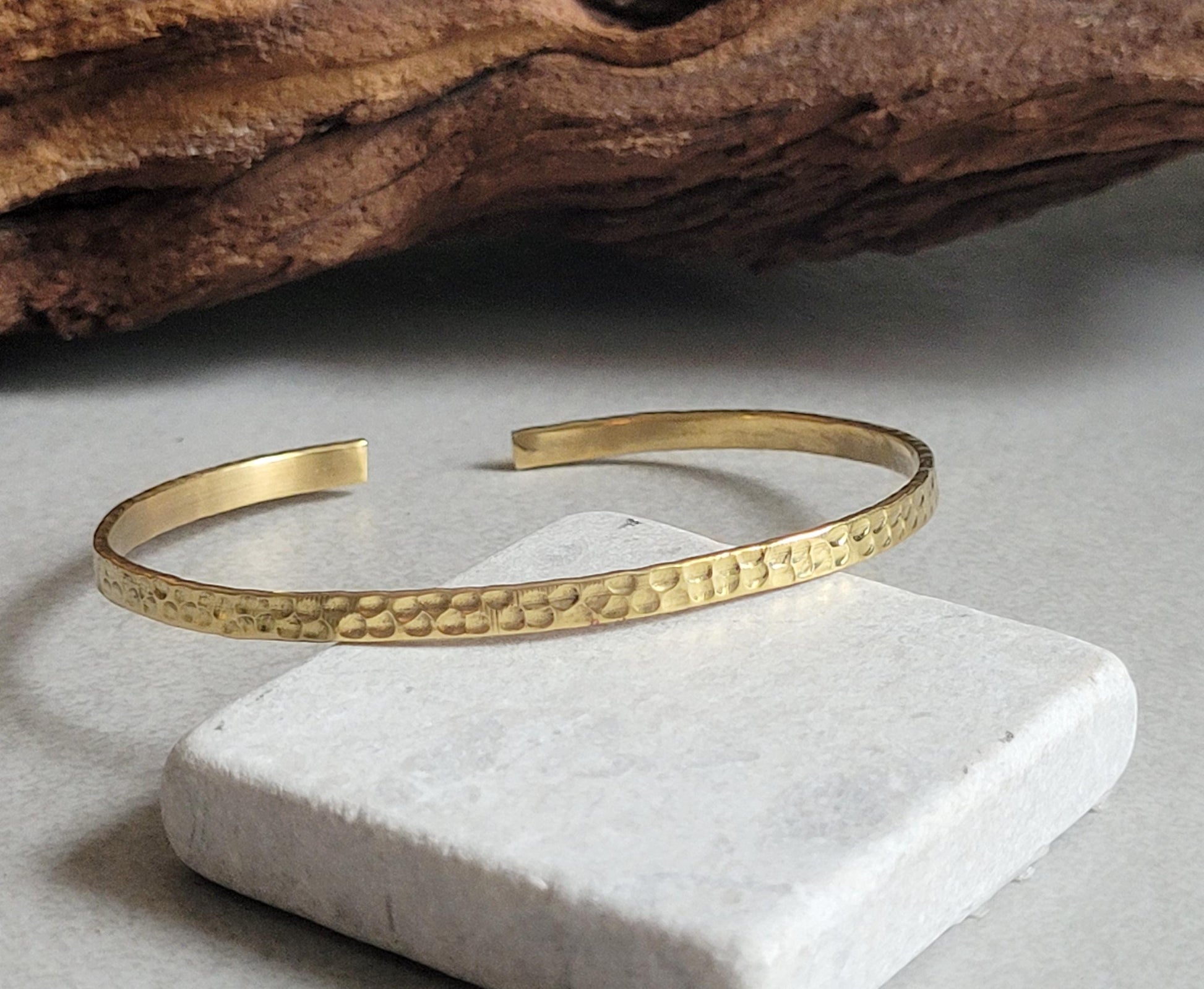 Golden hammered bracelet / Hammered jewellery / Adjustable / Simple bracelet / Minimal / Gift / Stackable bracelet
