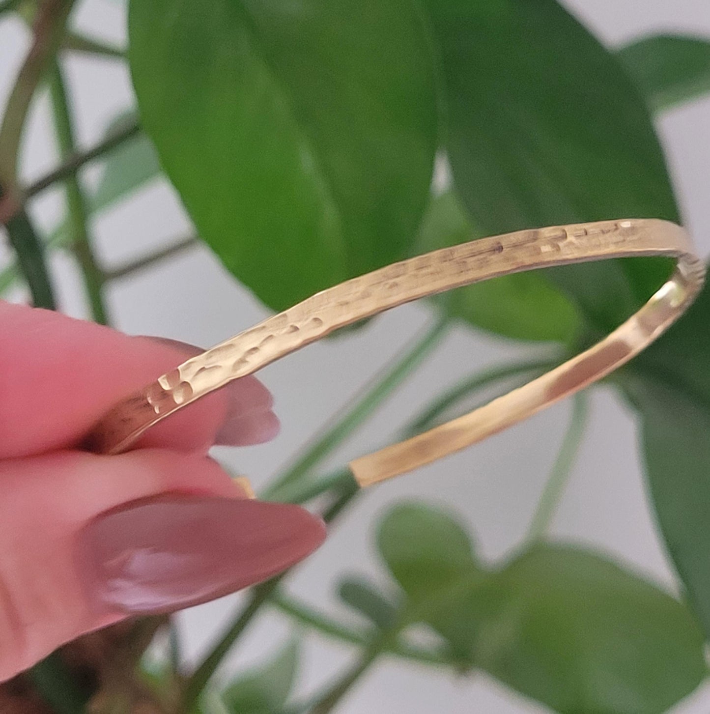 Golden hammered bracelet / Hammered jewellery / Adjustable / Simple bracelet / Minimal / Gift / Stackable bracelet