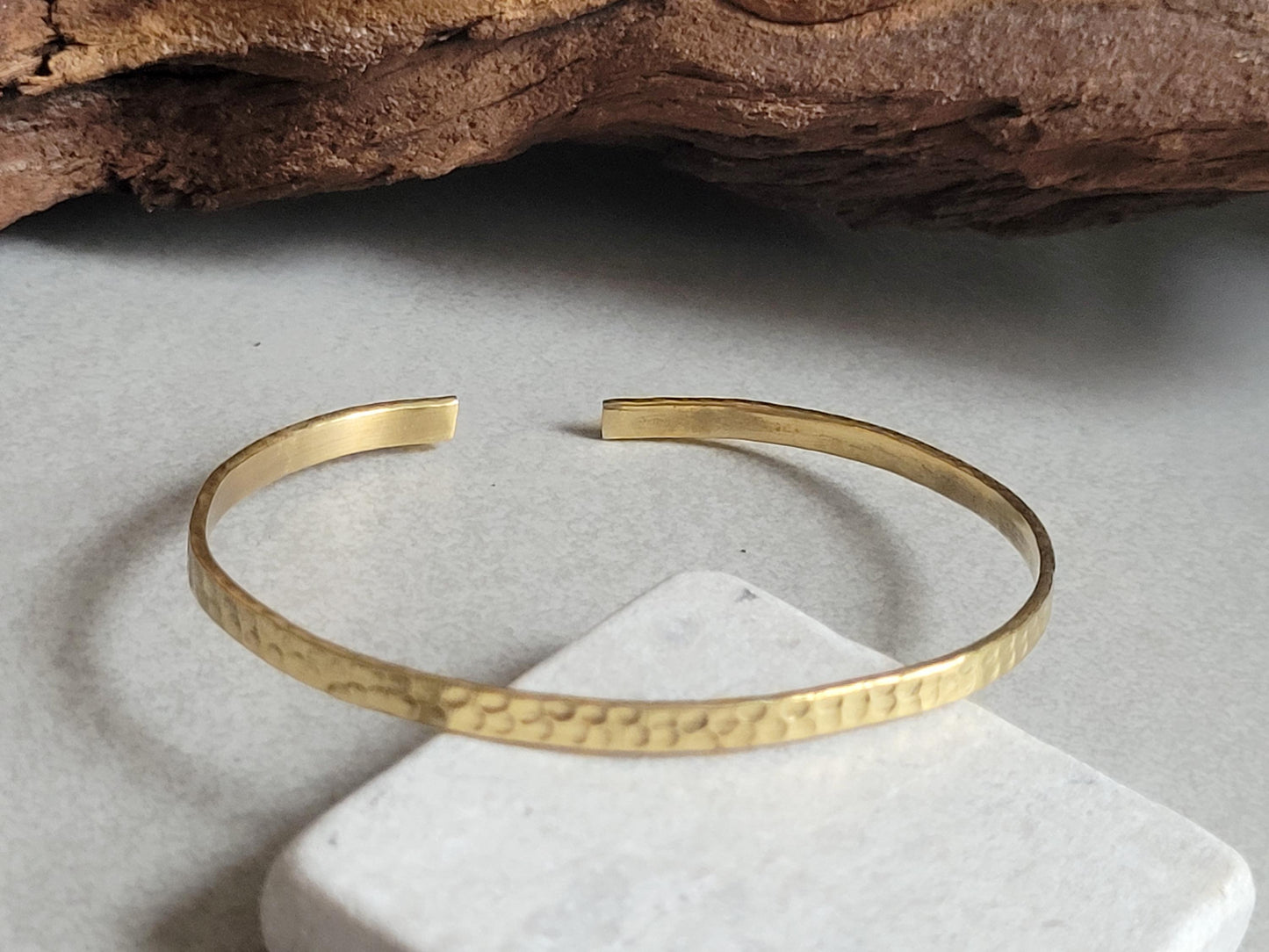 Golden hammered bracelet / Hammered jewellery / Adjustable / Simple bracelet / Minimal / Gift / Stackable bracelet