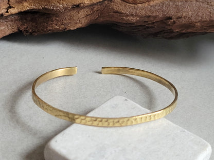 Golden hammered bracelet / Hammered jewellery / Adjustable / Simple bracelet / Minimal / Gift / Stackable bracelet