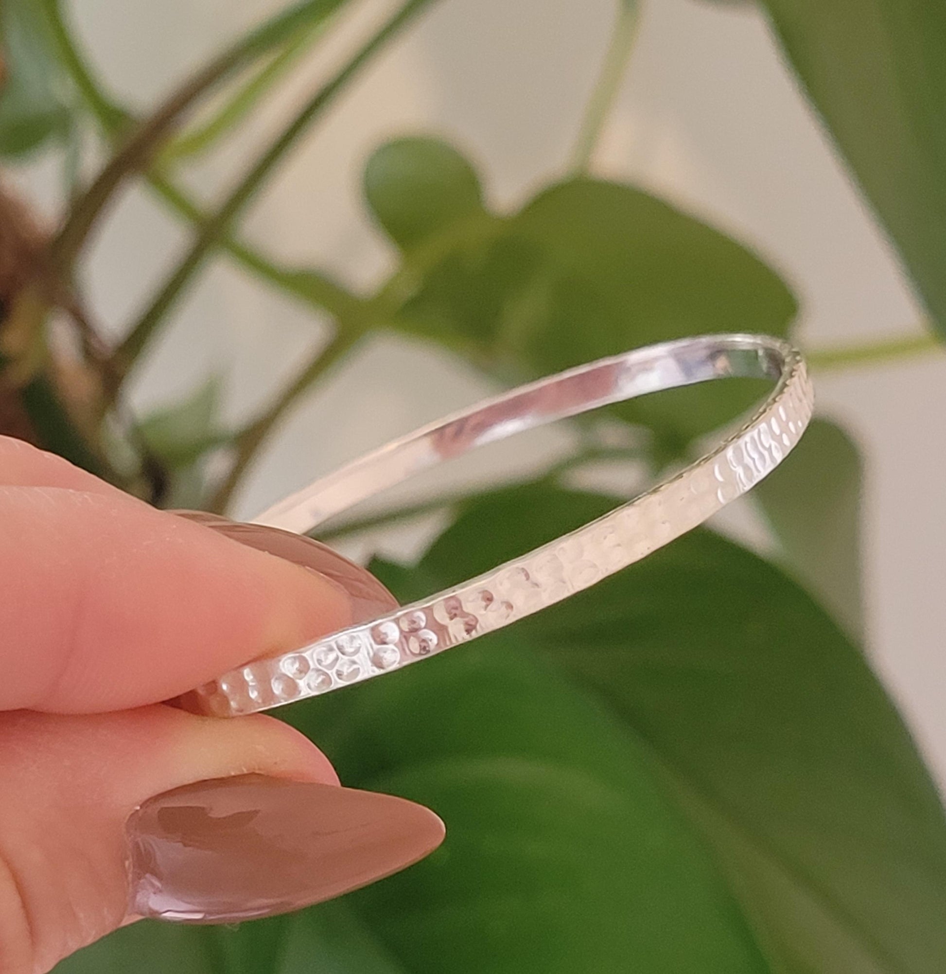 Silver hammered bracelet / Hammered jewellery / Adjustable / Simple bracelet / Minimal / Gift / Stackable bracelet