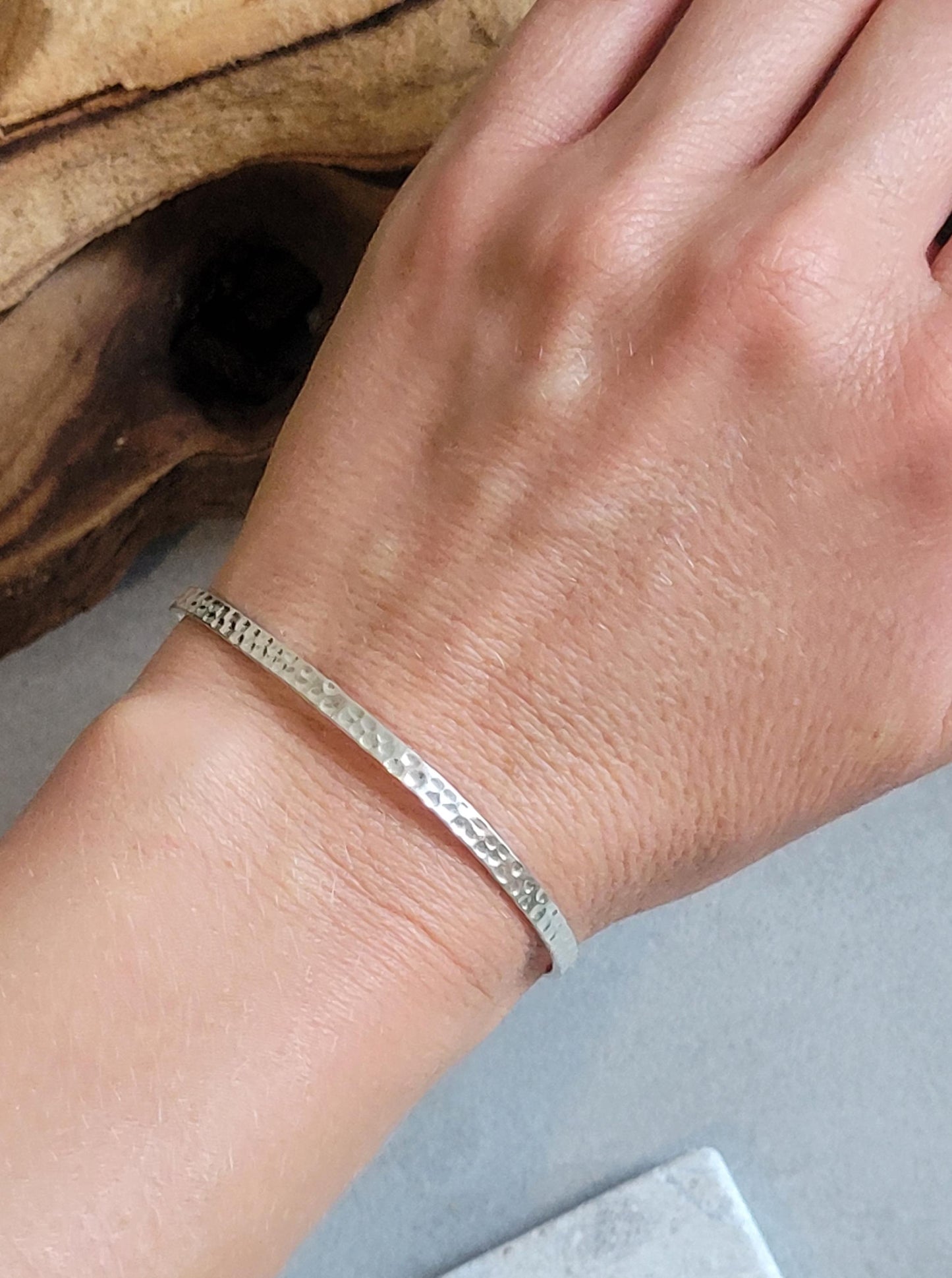 Silver hammered bracelet / Hammered jewellery / Adjustable / Simple bracelet / Minimal / Gift / Stackable bracelet