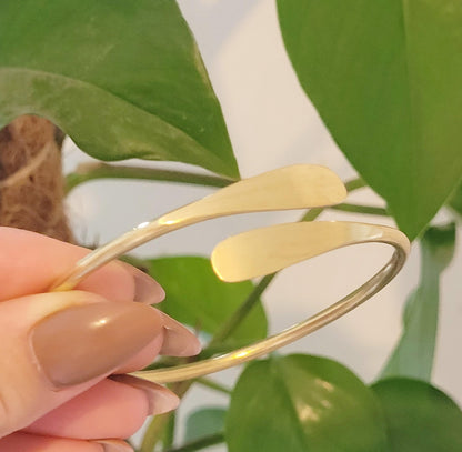 Golden bracelet / Hammered jewellery / Adjustable / Simple bracelet / Minimal / Gift / Simple / Minimalist / Pretty / Brass