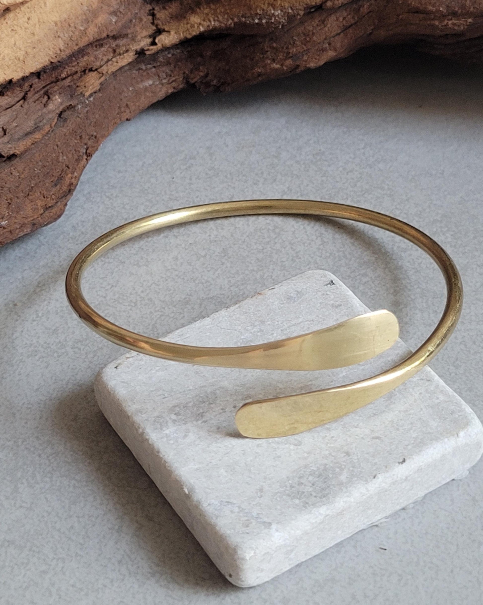 Golden bracelet / Hammered jewellery / Adjustable / Simple bracelet / Minimal / Gift / Simple / Minimalist / Pretty / Brass
