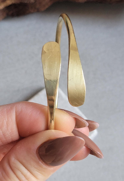 Golden bracelet / Hammered jewellery / Adjustable / Simple bracelet / Minimal / Gift / Simple / Minimalist / Pretty / Brass