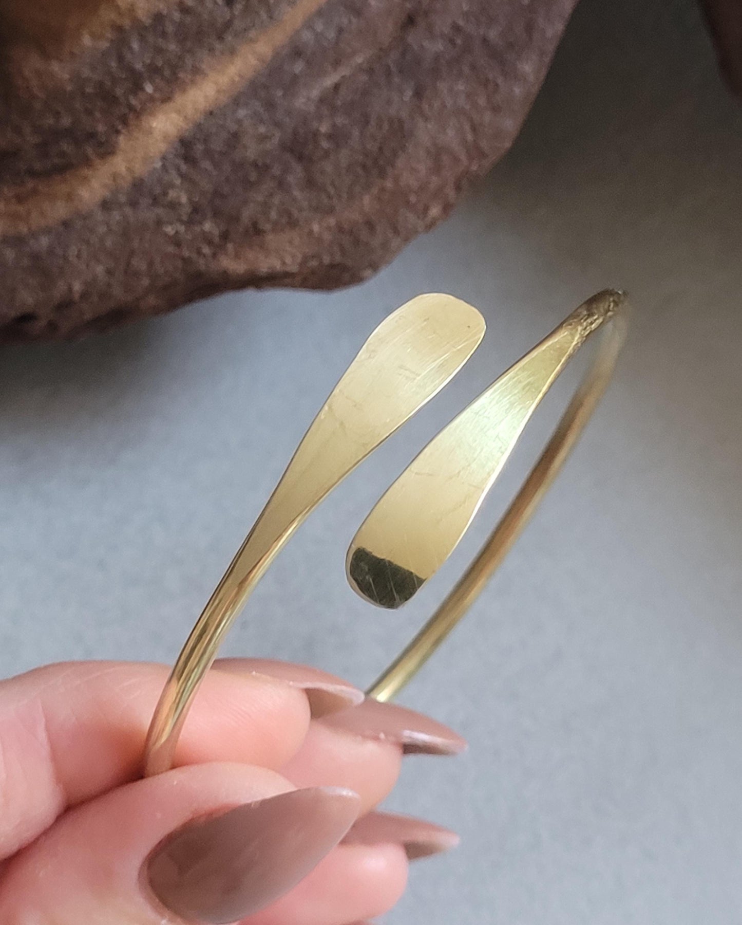 Golden bracelet / Hammered jewellery / Adjustable / Simple bracelet / Minimal / Gift / Simple / Minimalist / Pretty / Brass