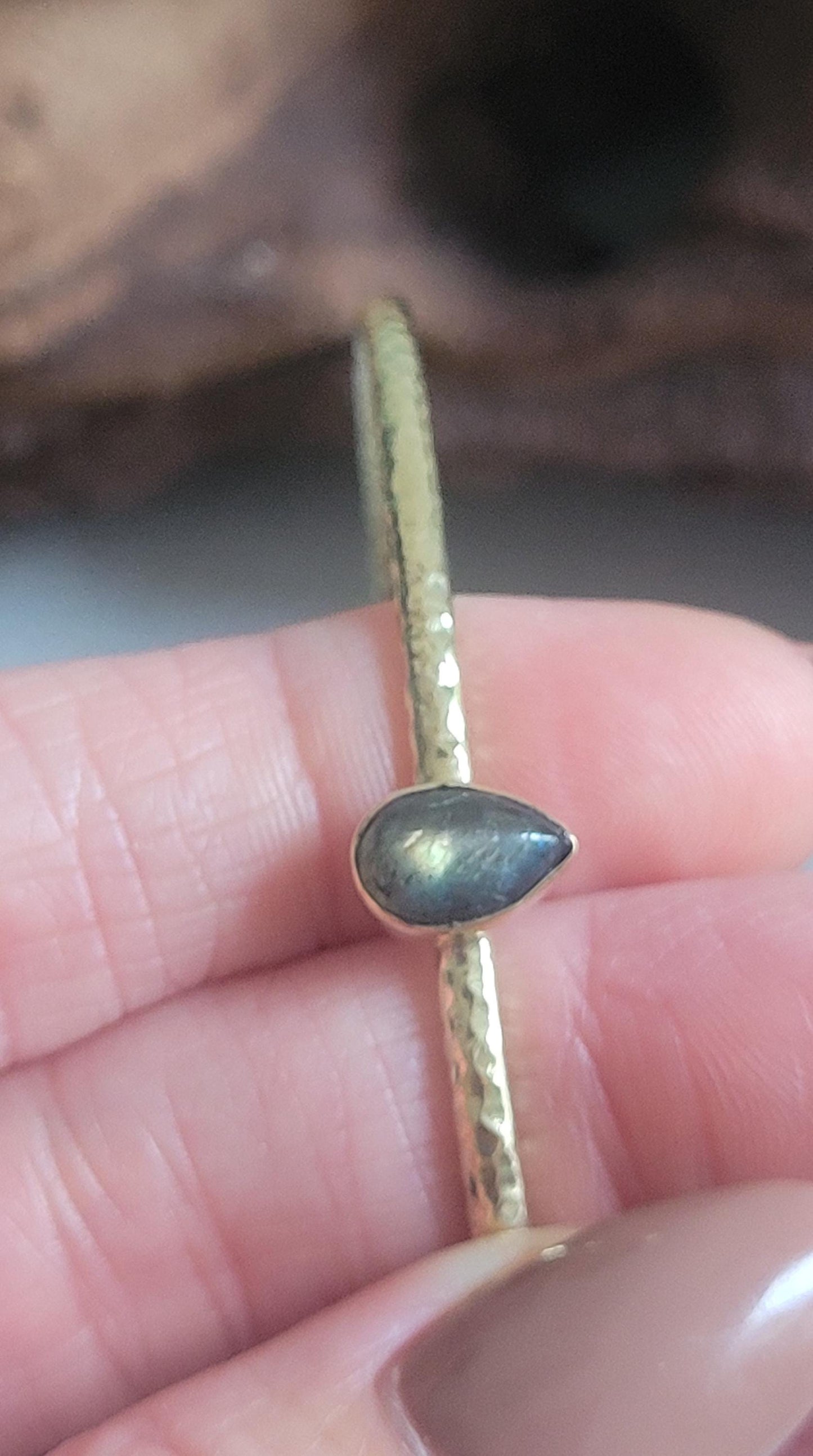 Brass bangle with Labradorite / Gold bracelet / Bracelet / Golden / Brass / Boho / Minimal / Minimalist / Minimal / Elegant / Stackable