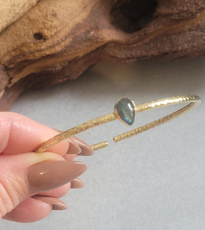 Brass bangle with Labradorite / Gold bracelet / Bracelet / Golden / Brass / Boho / Minimal / Minimalist / Minimal / Elegant / Stackable