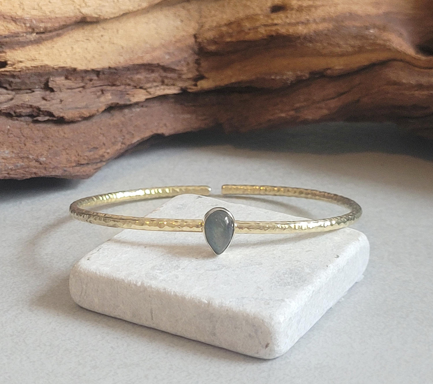 Brass bangle with Labradorite / Gold bracelet / Bracelet / Golden / Brass / Boho / Minimal / Minimalist / Minimal / Elegant / Stackable
