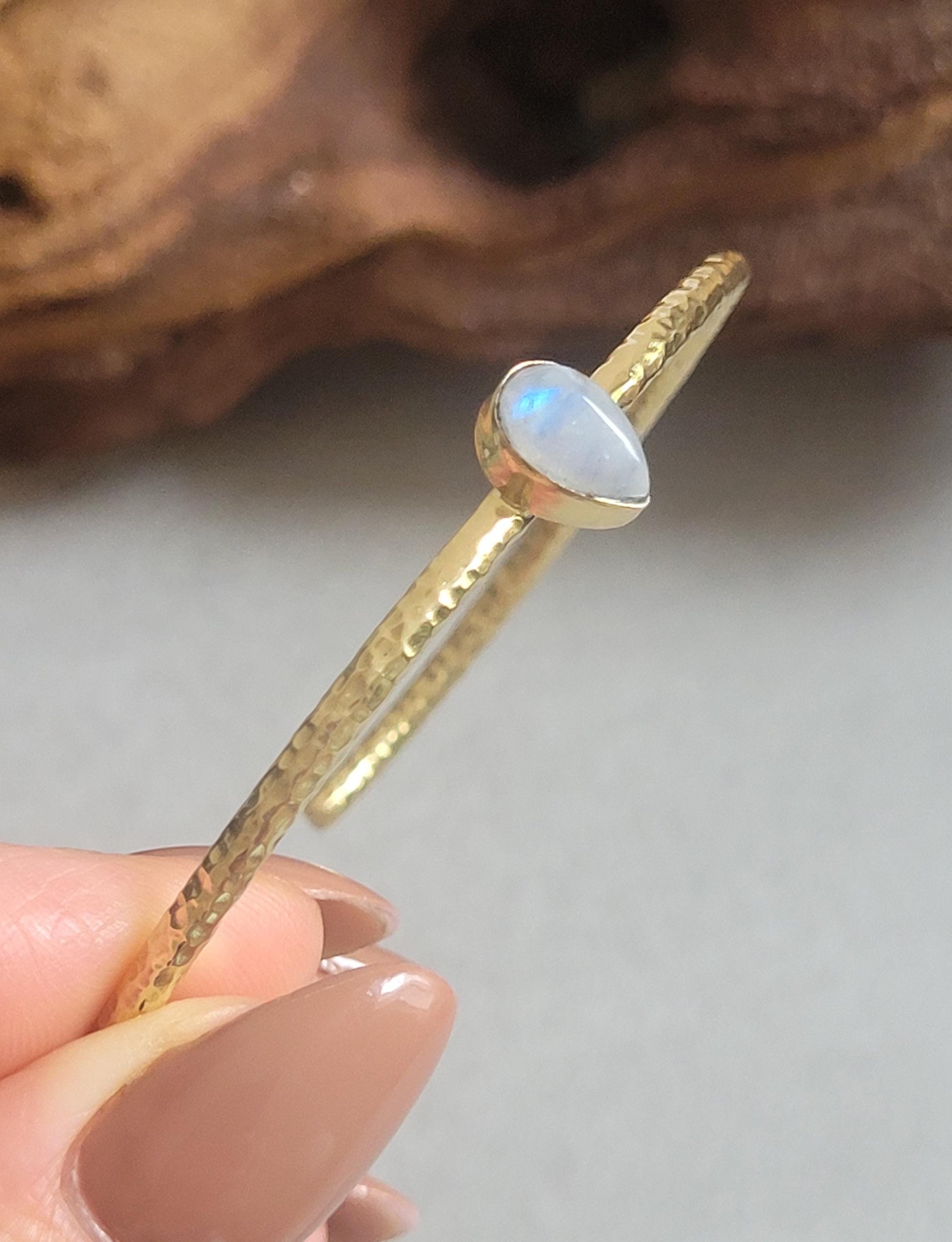 Brass bangle with Moonstone/ Gold bracelet / Bracelet / Golden / Brass / Boho / Minimal / Minimalist / Minimal / Elegant / Stackable