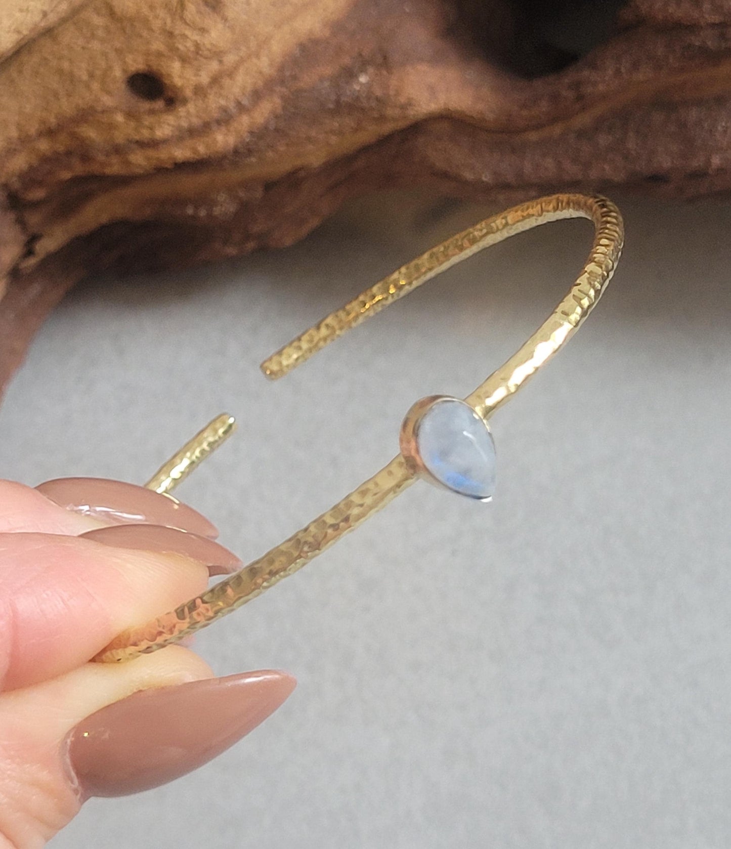 Brass bangle with Moonstone/ Gold bracelet / Bracelet / Golden / Brass / Boho / Minimal / Minimalist / Minimal / Elegant / Stackable