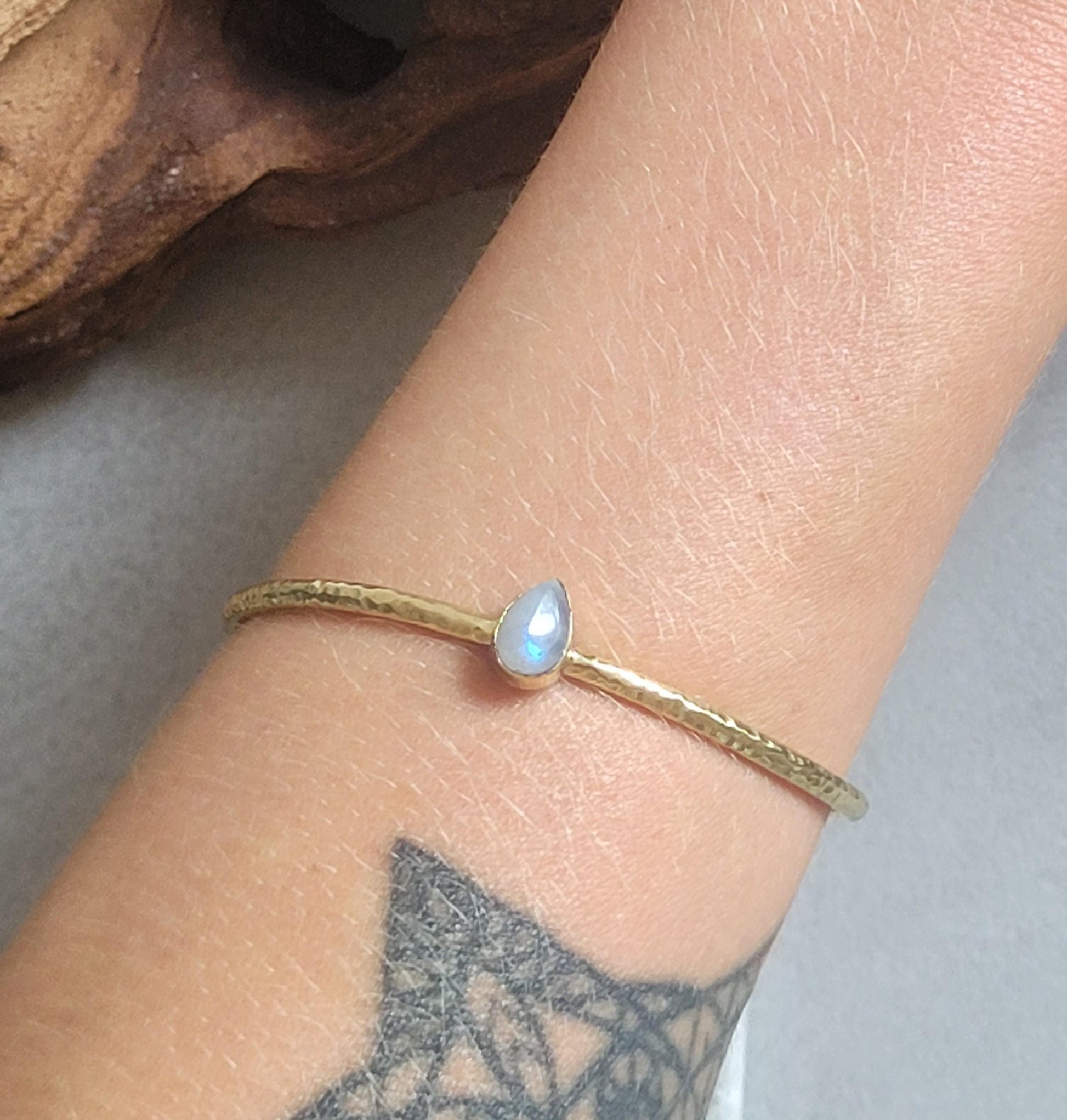 Brass bangle with Moonstone/ Gold bracelet / Bracelet / Golden / Brass / Boho / Minimal / Minimalist / Minimal / Elegant / Stackable