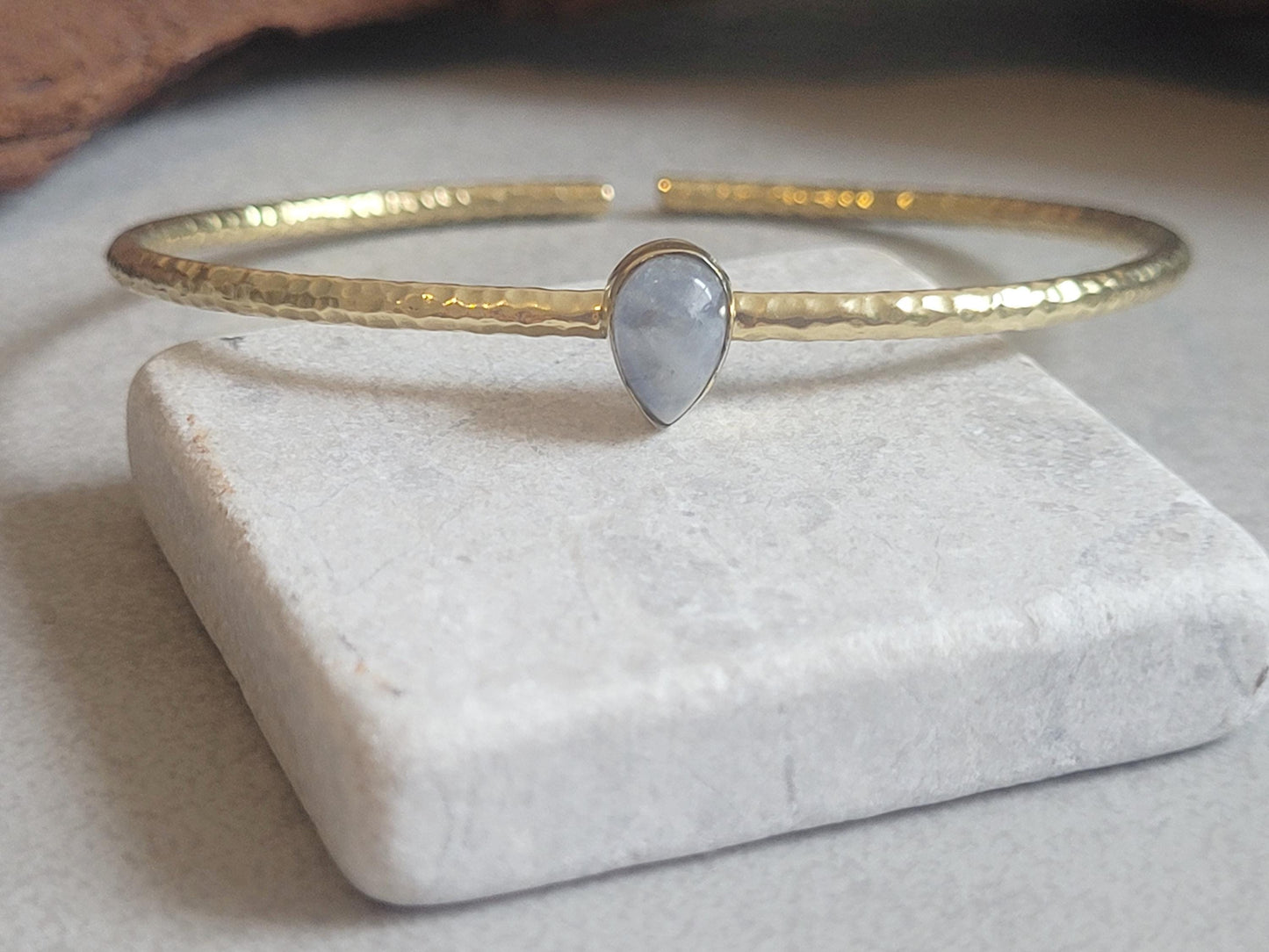 Brass bangle with Moonstone/ Gold bracelet / Bracelet / Golden / Brass / Boho / Minimal / Minimalist / Minimal / Elegant / Stackable