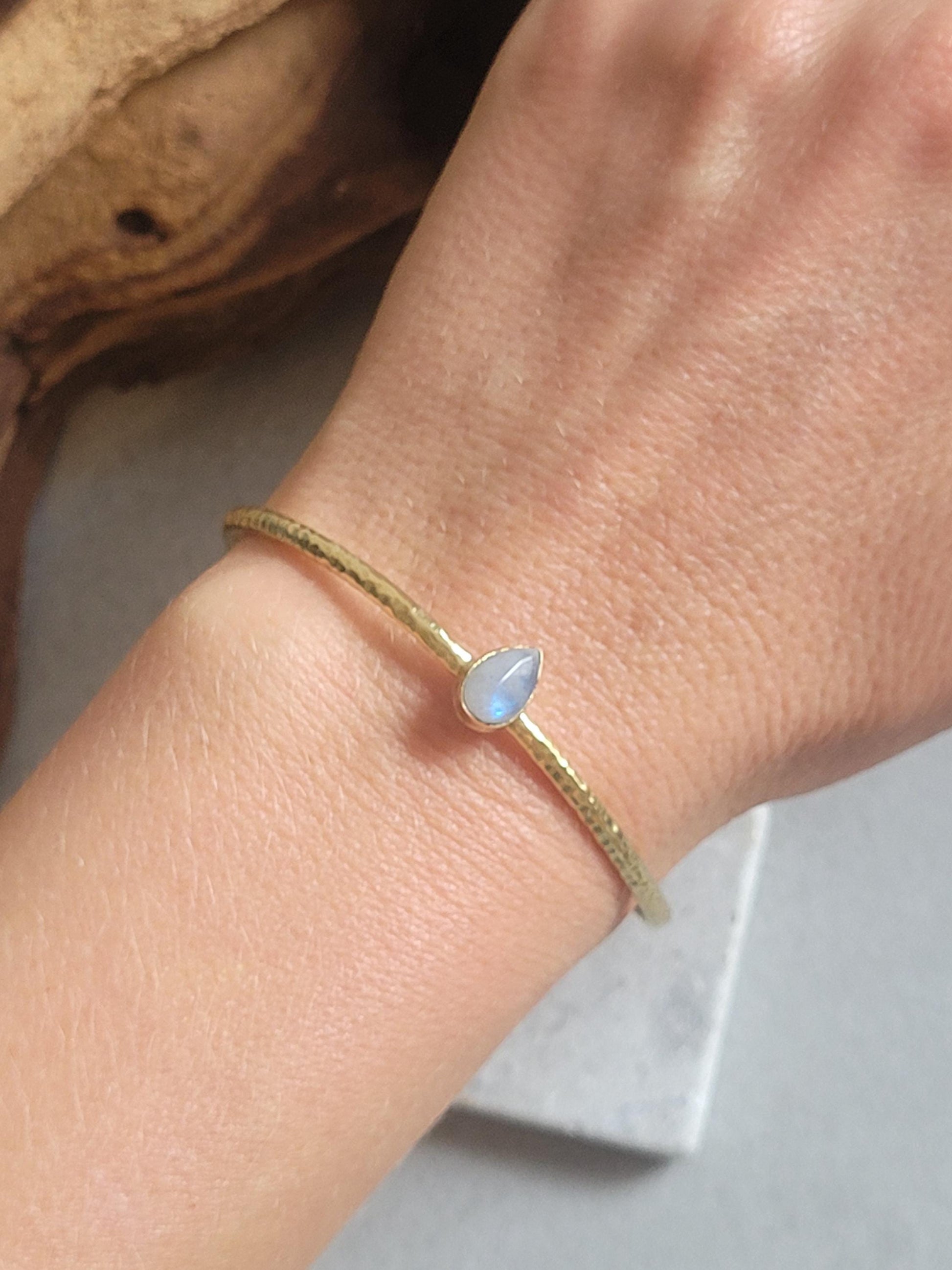 Brass bangle with Moonstone/ Gold bracelet / Bracelet / Golden / Brass / Boho / Minimal / Minimalist / Minimal / Elegant / Stackable
