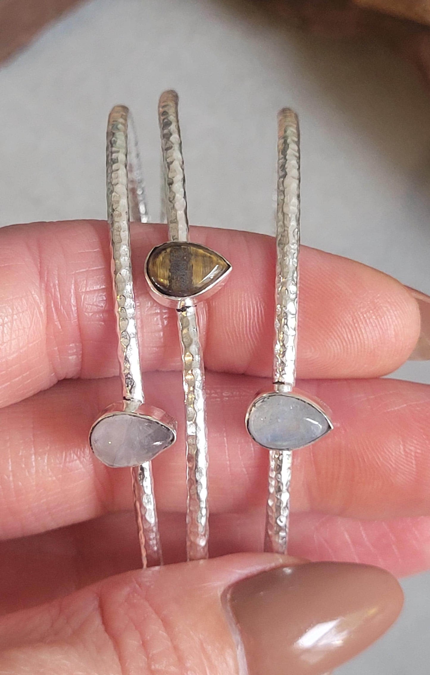 Silver bangle with a stone center / Silver bracelet / Bracelet / Silver / Cute/ Boho / Minimal / Minimalist / Minimal / Elegant / Stackable