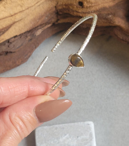 Silver bangle with a stone center / Silver bracelet / Bracelet / Silver / Cute/ Boho / Minimal / Minimalist / Minimal / Elegant / Stackable
