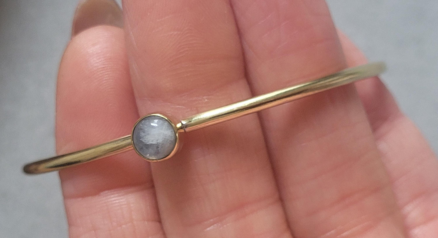 Brass bangle with Labradorite / Gold bracelet / Bracelet / Golden / Brass / Boho / Minimal / Minimalist / Minimal / Elegant / Stackable