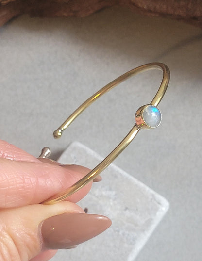 Brass bangle with Labradorite / Gold bracelet / Bracelet / Golden / Brass / Boho / Minimal / Minimalist / Minimal / Elegant / Stackable