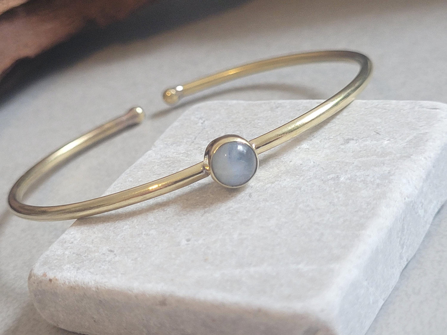 Brass bangle with Labradorite / Gold bracelet / Bracelet / Golden / Brass / Boho / Minimal / Minimalist / Minimal / Elegant / Stackable