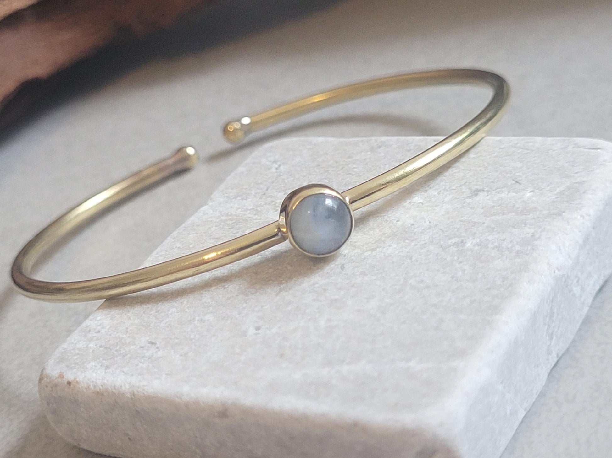 Brass bangle with Labradorite / Gold bracelet / Bracelet / Golden / Brass / Boho / Minimal / Minimalist / Minimal / Elegant / Stackable