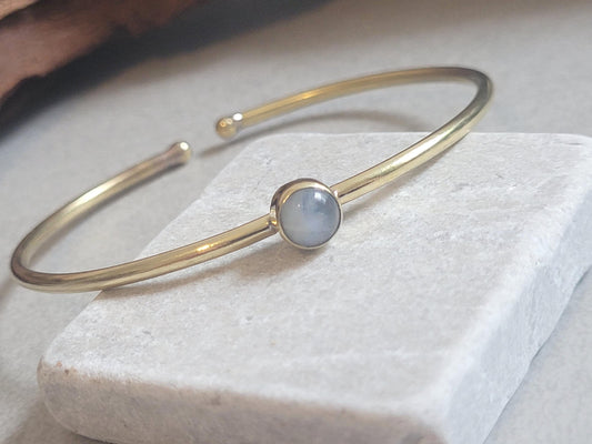 Brass bangle with Labradorite / Gold bracelet / Bracelet / Golden / Brass / Boho / Minimal / Minimalist / Minimal / Elegant / Stackable