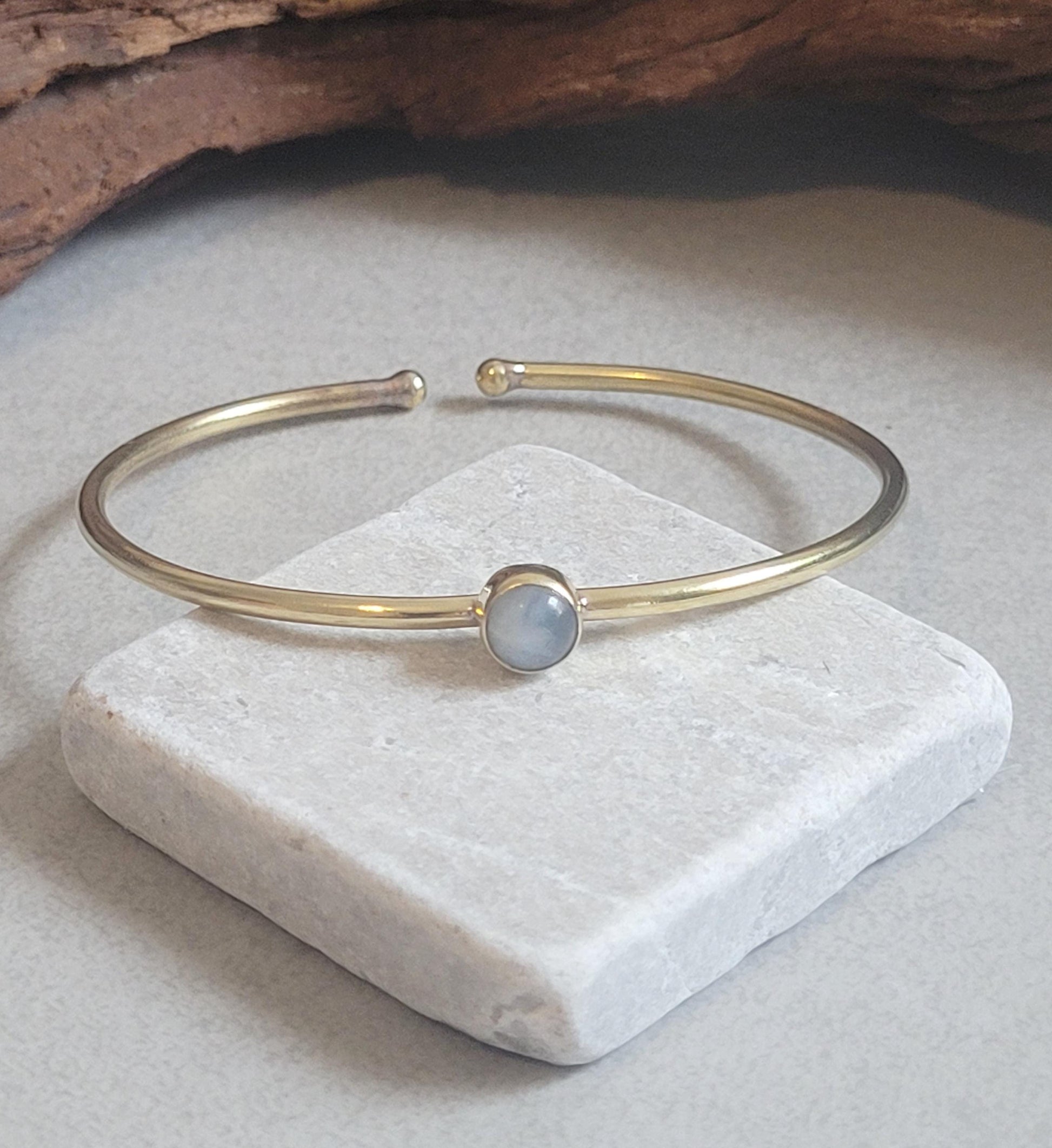 Brass bangle with Labradorite / Gold bracelet / Bracelet / Golden / Brass / Boho / Minimal / Minimalist / Minimal / Elegant / Stackable