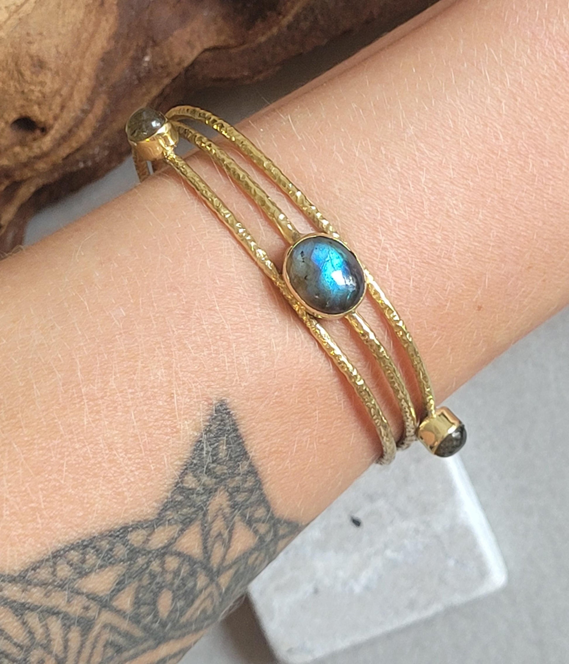 Golden cuff bracelet / Elegant / Hammered style / Luxurious / Gift / Gifting / Boho / Ethnic style / Brass / Gold / Pretty