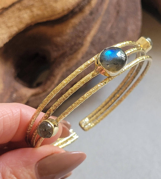 Golden cuff bracelet / Elegant / Hammered style / Luxurious / Gift / Gifting / Boho / Ethnic style / Brass / Gold / Pretty