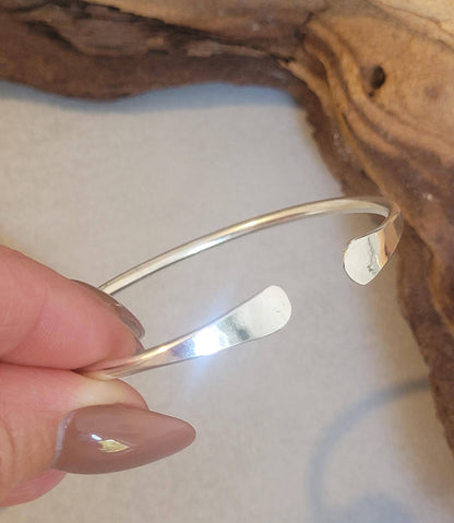 Silver hammered bracelet / Hammered jewellery / Adjustable / Simple bracelet / Minimal / Gift