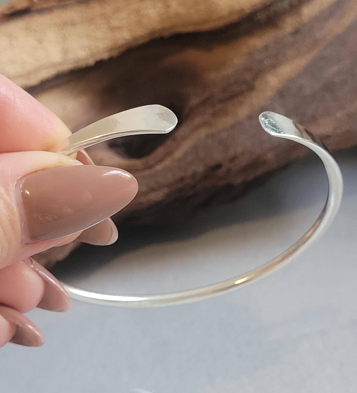 Silver hammered bracelet / Hammered jewellery / Adjustable / Simple bracelet / Minimal / Gift