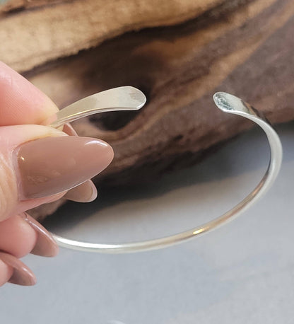 Silver hammered bracelet / Hammered jewellery / Adjustable / Simple bracelet / Minimal / Gift