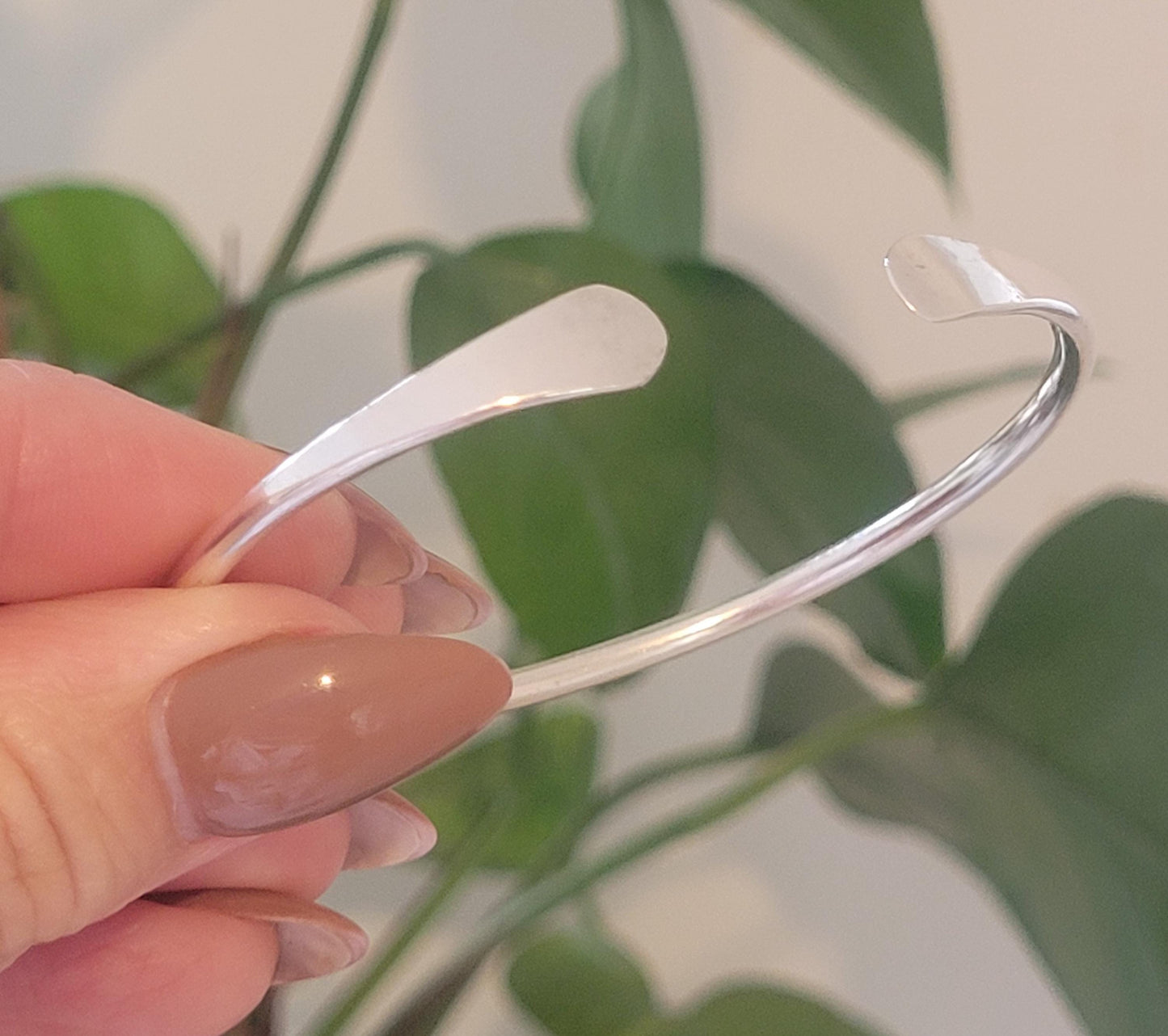 Silver hammered bracelet / Hammered jewellery / Adjustable / Simple bracelet / Minimal / Gift