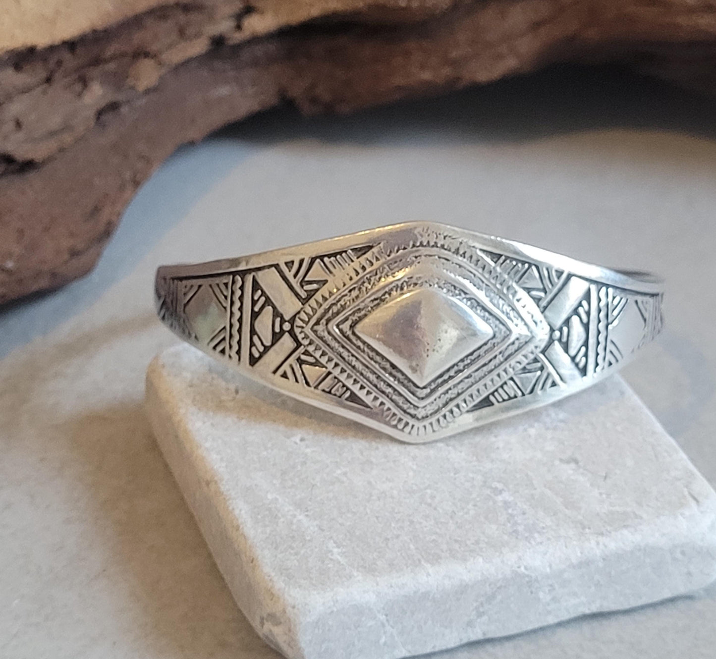 Silver detailed bracelet / Traditional / Intricate patterns / Cuff / Unique / Bracelet / Tribal / Ethnic / Jewellery