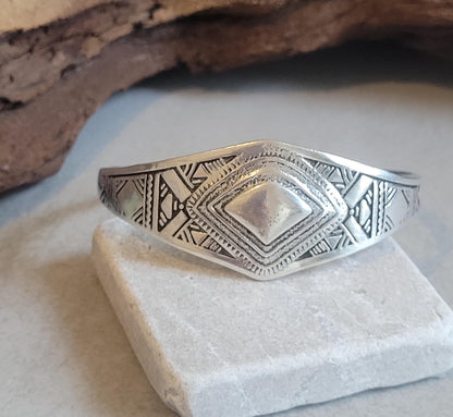 Silver detailed bracelet / Traditional / Intricate patterns / Cuff / Unique / Bracelet / Tribal / Ethnic / Jewellery