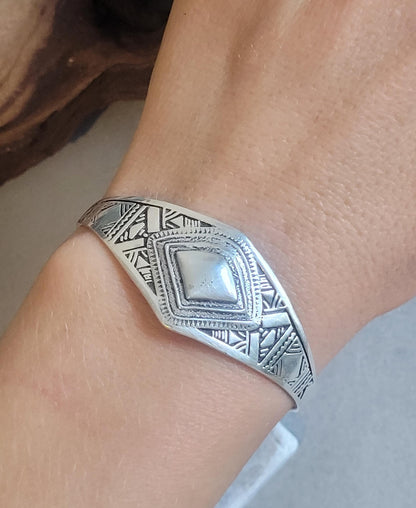 Silver detailed bracelet / Traditional / Intricate patterns / Cuff / Unique / Bracelet / Tribal / Ethnic / Jewellery