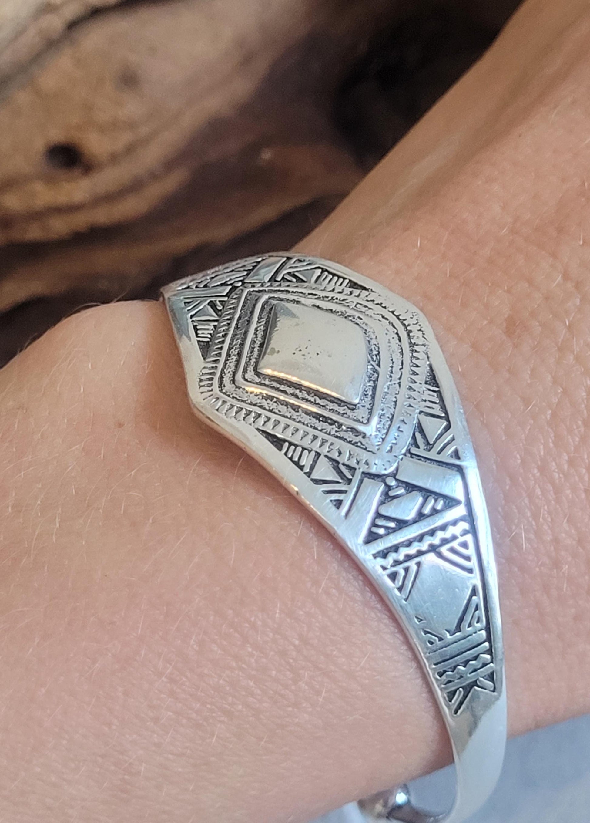 Silver detailed bracelet / Traditional / Intricate patterns / Cuff / Unique / Bracelet / Tribal / Ethnic / Jewellery