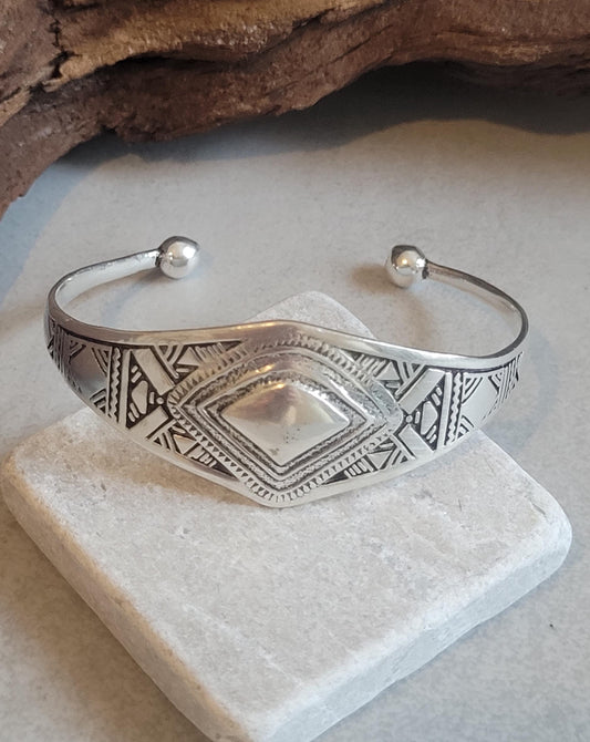 Silver detailed bracelet / Traditional / Intricate patterns / Cuff / Unique / Bracelet / Tribal / Ethnic / Jewellery