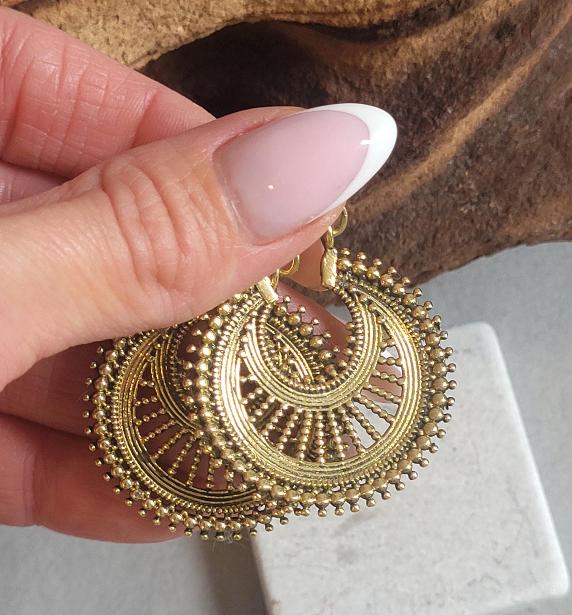 Brassearrings / Detailed hoops / Bohemian jewellery / Gift idea / Elegant earrings / Gold jewelry / Pretty / Golden