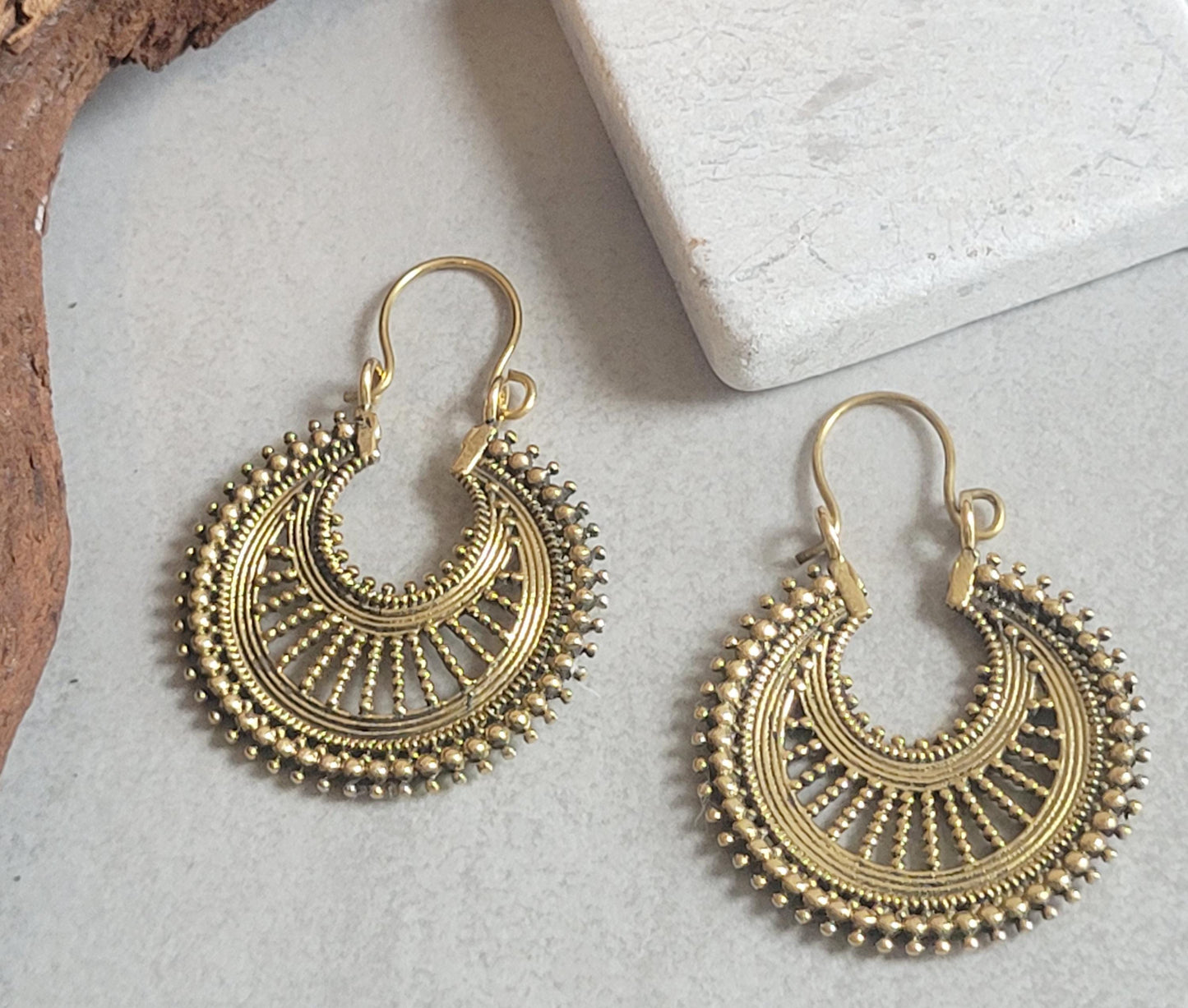 Brassearrings / Detailed hoops / Bohemian jewellery / Gift idea / Elegant earrings / Gold jewelry / Pretty / Golden