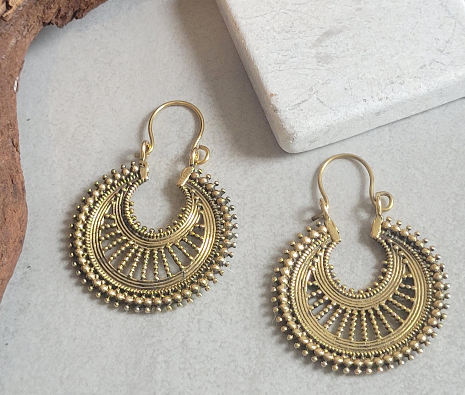 Brassearrings / Detailed hoops / Bohemian jewellery / Gift idea / Elegant earrings / Gold jewelry / Pretty / Golden