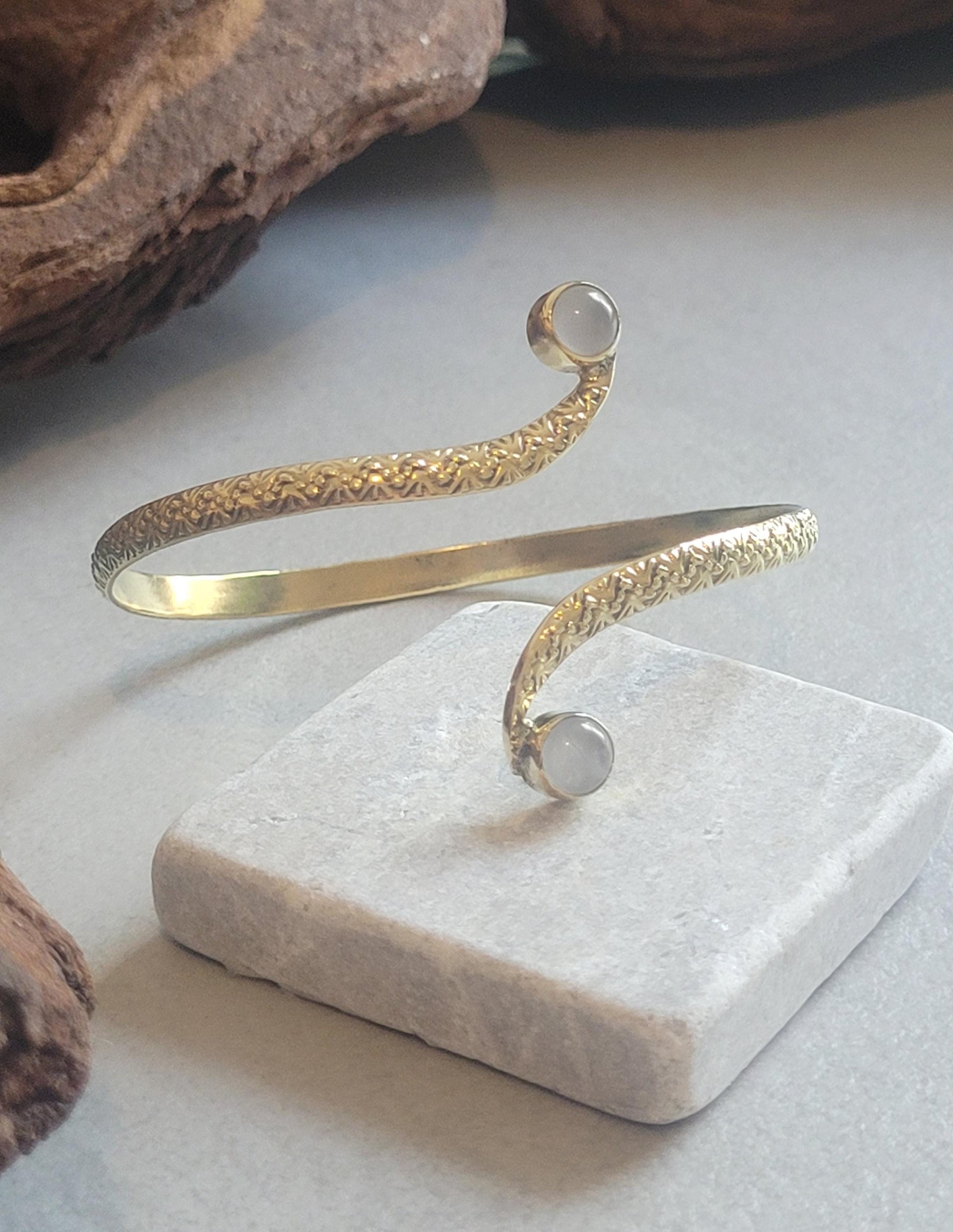 Golden double stone bracelet / Detailed cuff bracelet / Unique / Elegant / Brass / Gift idea/ Ethnic / Minimalist / Statement