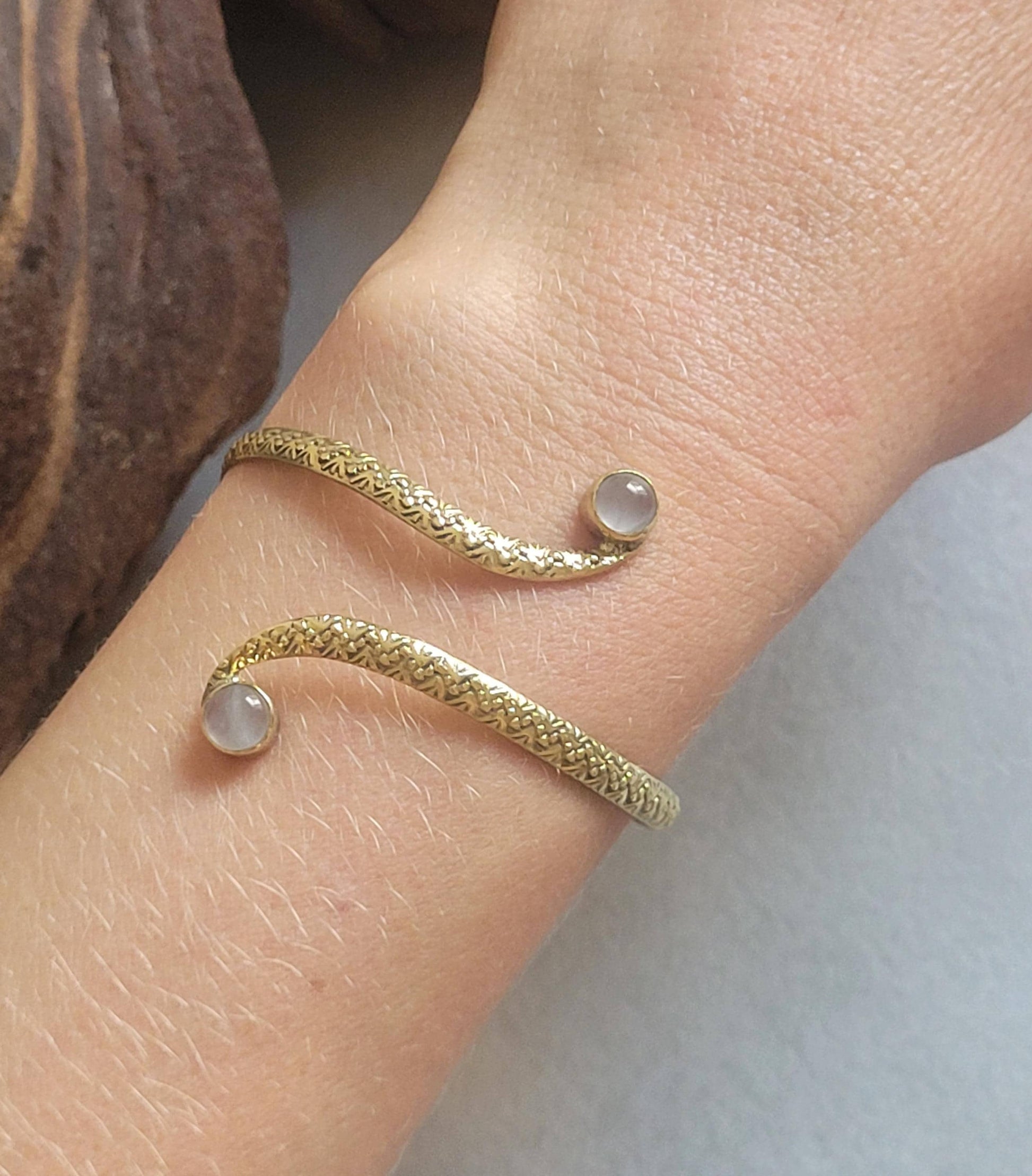 Golden double stone bracelet / Detailed cuff bracelet / Unique / Elegant / Brass / Gift idea/ Ethnic / Minimalist / Statement