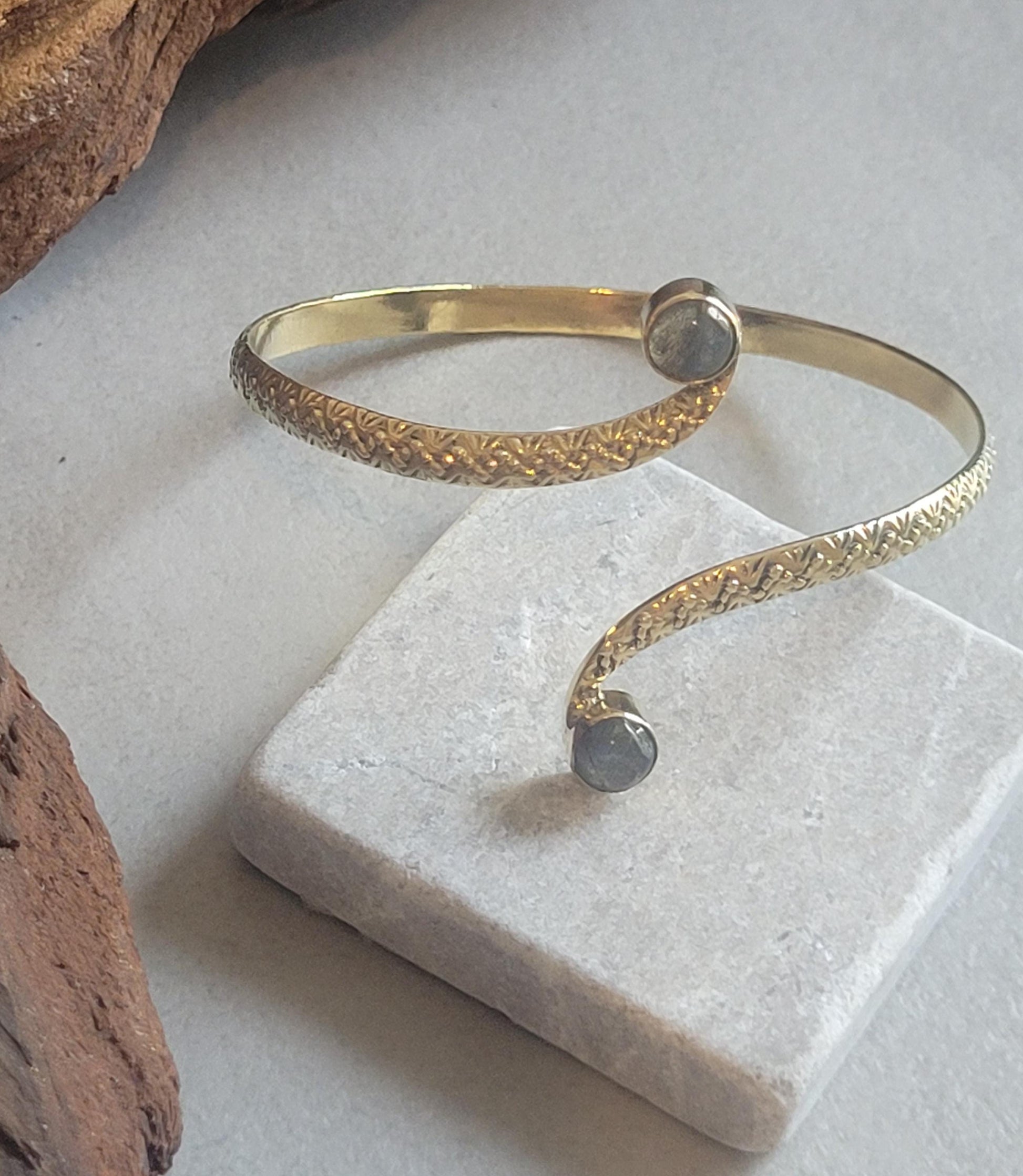 Golden double stone bracelet / Detailed cuff bracelet / Unique / Elegant / Brass / Gift idea/ Ethnic / Minimalist / Statement